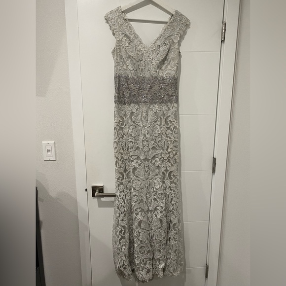 Tadashi Shoji Dresses & Skirts - Beautiful Tadashi Shoji Silver and White Dress size 4